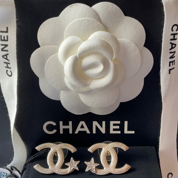 ⭐️ CHANEL CC EARRINGS WITH STARS ⭐️ NWT ⭐️ - Picture 5 of 16